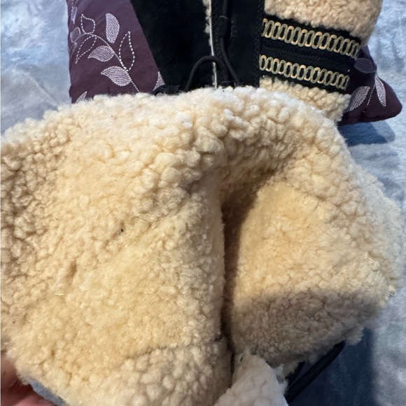 UGG Black and Cream Winter Boots - Picture 12 of 14